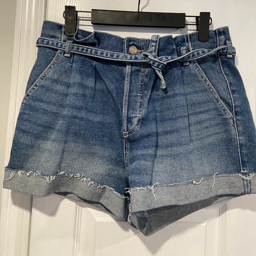 NWT Hollister Size 5 Ultra High Rise Mom Shorts 3” Pleated Belt Denim